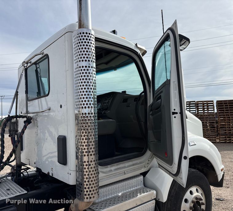 image for item EU4861 2019 Kenworth T880 semi truck