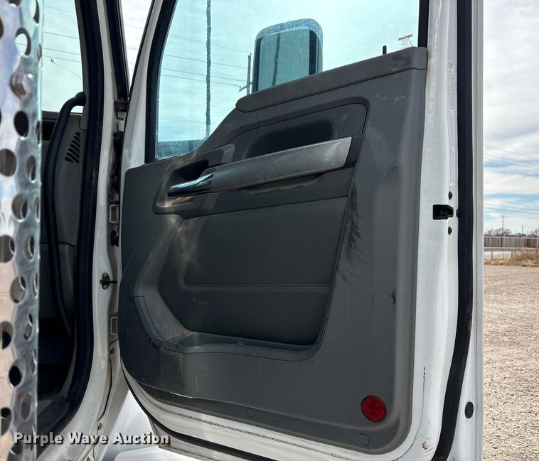 image for item EU4861 2019 Kenworth T880 semi truck