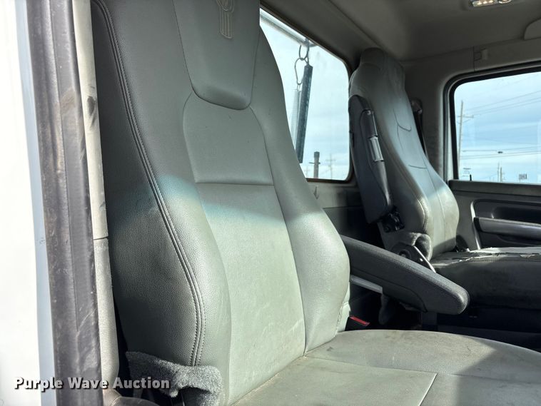 image for item EU4861 2019 Kenworth T880 semi truck