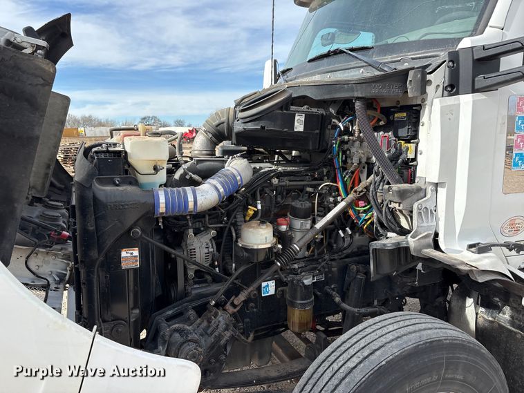 image for item EU4861 2019 Kenworth T880 semi truck