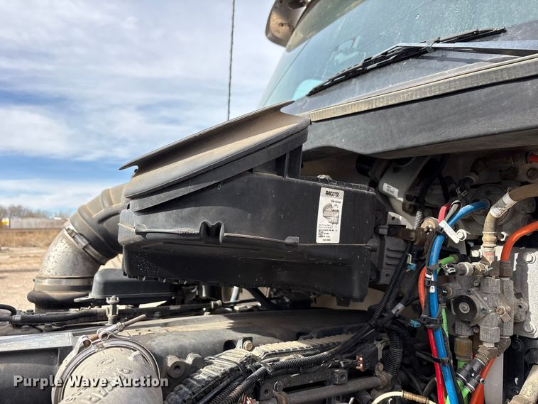 image for item EU4861 2019 Kenworth T880 semi truck