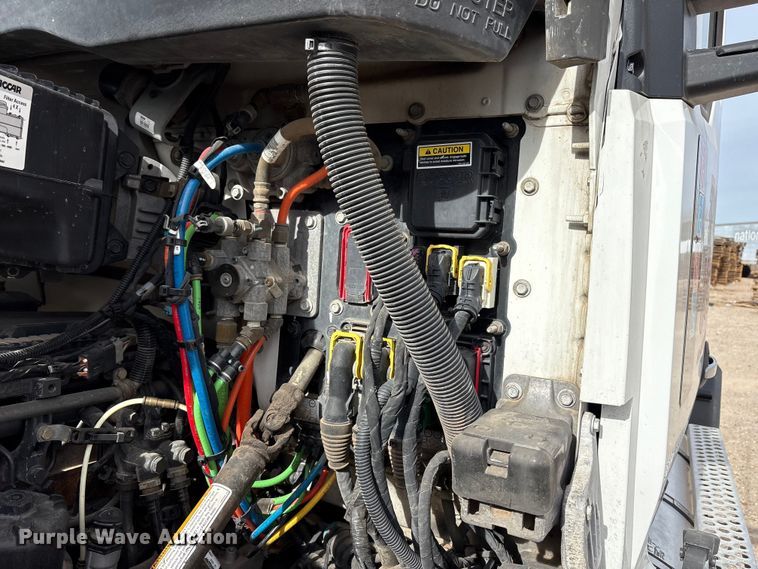 image for item EU4861 2019 Kenworth T880 semi truck