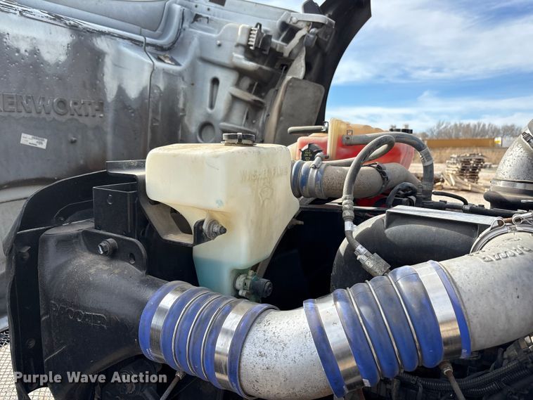 image for item EU4861 2019 Kenworth T880 semi truck