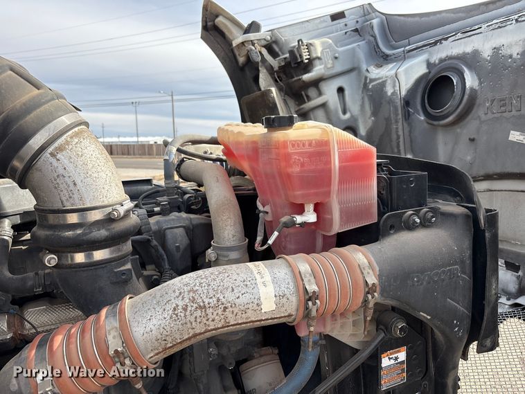 image for item EU4861 2019 Kenworth T880 semi truck