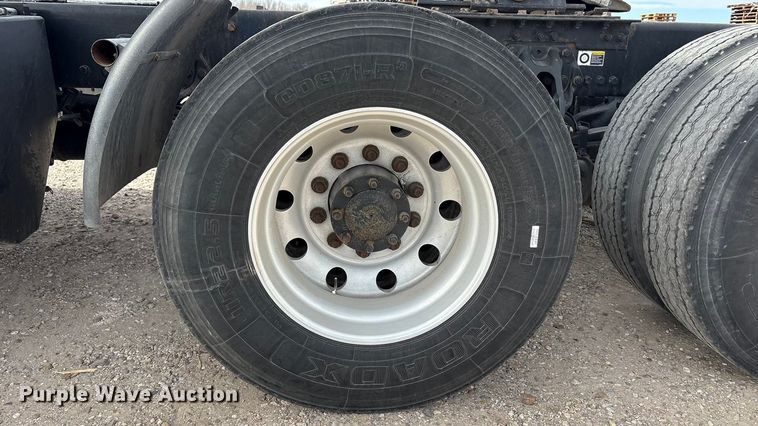 image for item EU4861 2019 Kenworth T880 semi truck