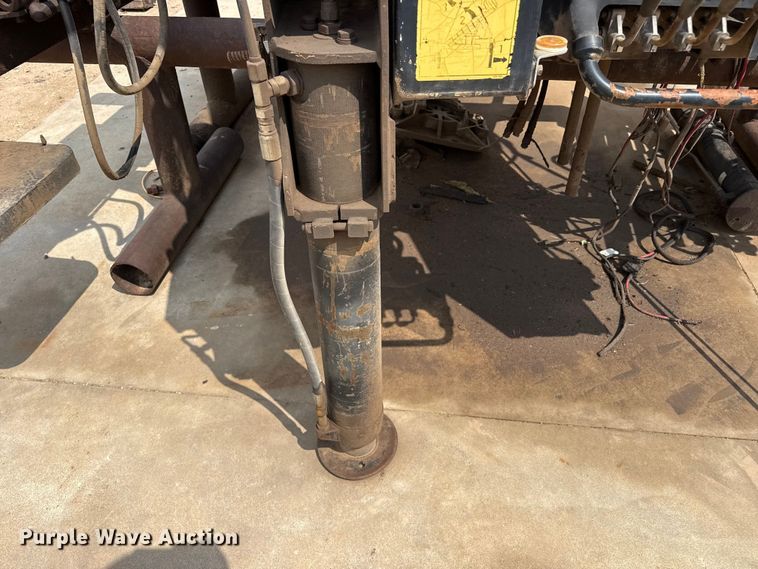 image for item EW4173 2005 Hiab 422 E-5 truck mounted crane