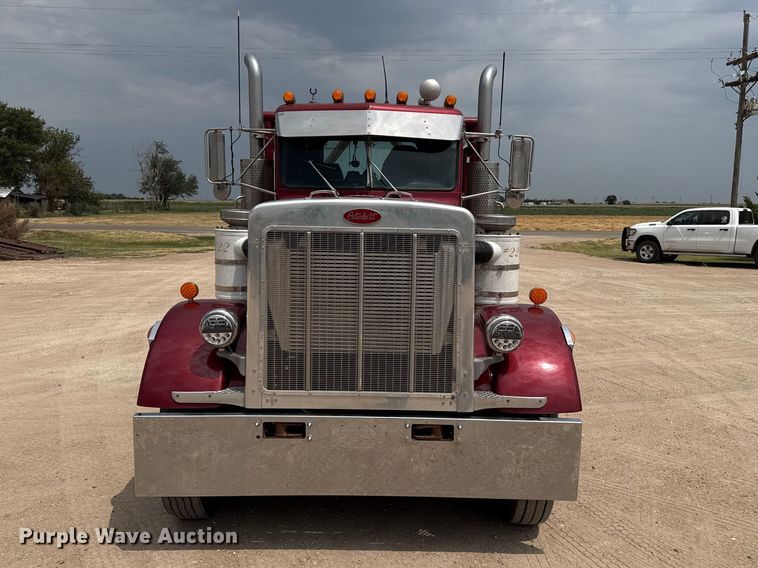 image for item EW4175 1982 Peterbilt 382 semi truck