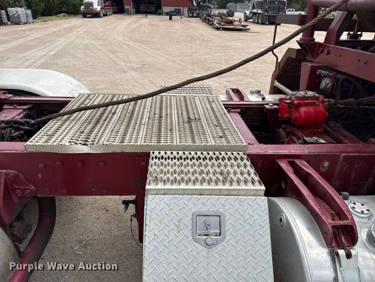 image for item EW4175 1982 Peterbilt 382 semi truck
