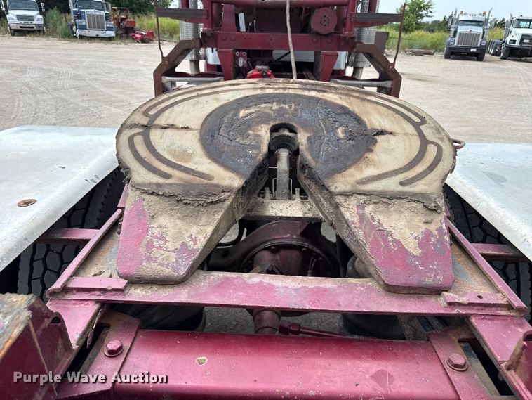 image for item EW4175 1982 Peterbilt 382 semi truck