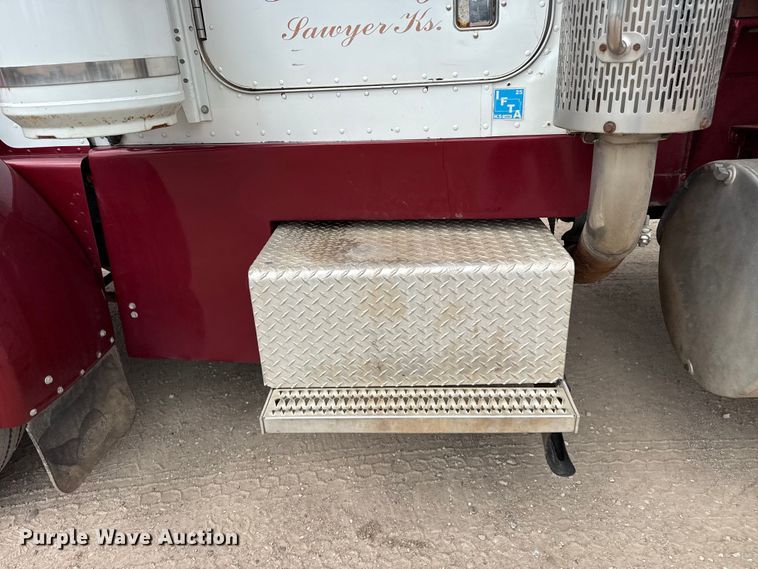 image for item EW4175 1982 Peterbilt 382 semi truck
