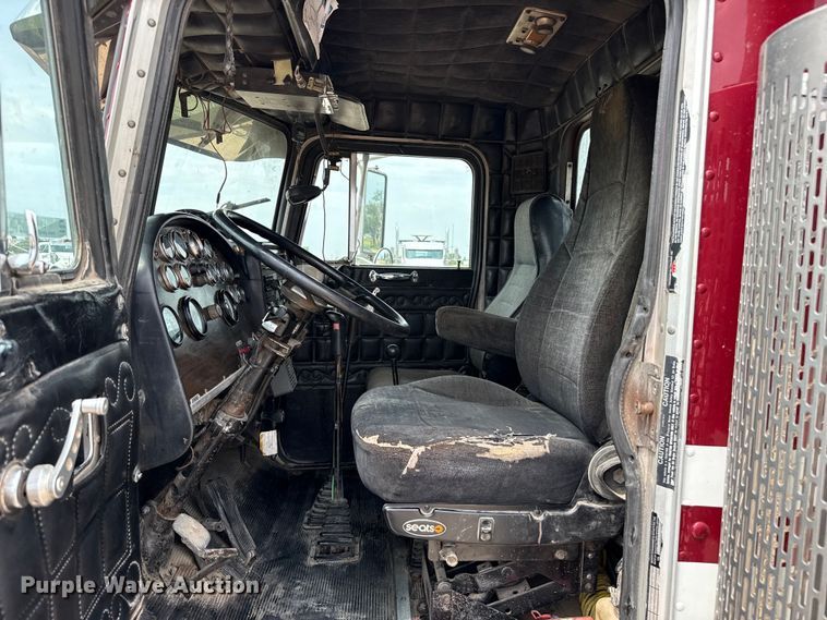 image for item EW4175 1982 Peterbilt 382 semi truck