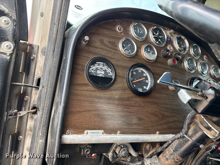 image for item EW4175 1982 Peterbilt 382 semi truck