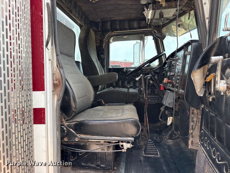 image for item EW4175 1982 Peterbilt 382 semi truck