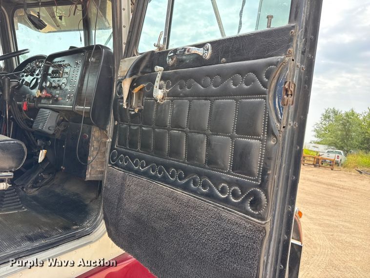 image for item EW4175 1982 Peterbilt 382 semi truck