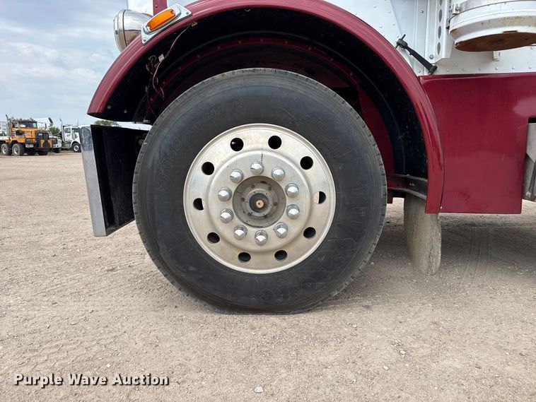 image for item EW4175 1982 Peterbilt 382 semi truck