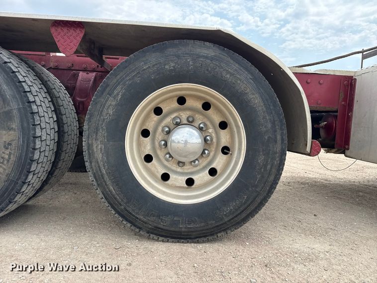 image for item EW4175 1982 Peterbilt 382 semi truck