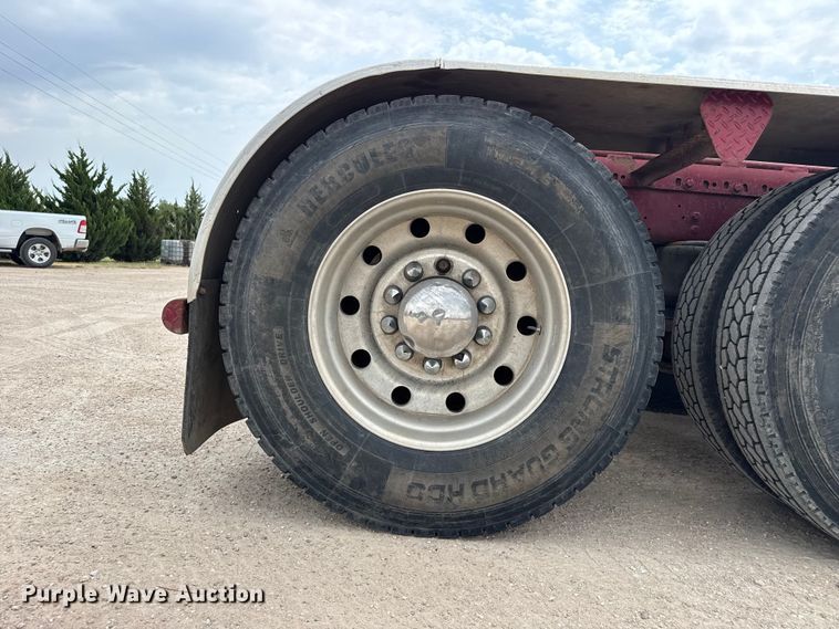 image for item EW4175 1982 Peterbilt 382 semi truck