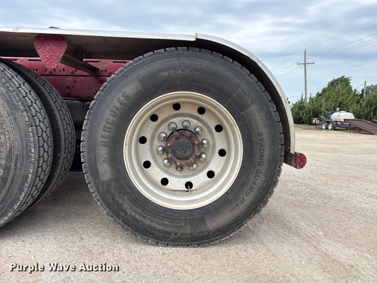 image for item EW4175 1982 Peterbilt 382 semi truck