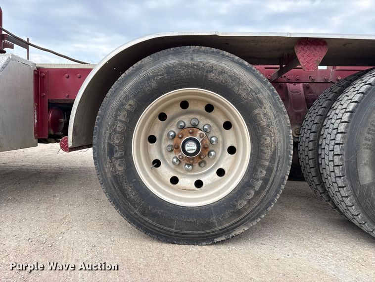 image for item EW4175 1982 Peterbilt 382 semi truck