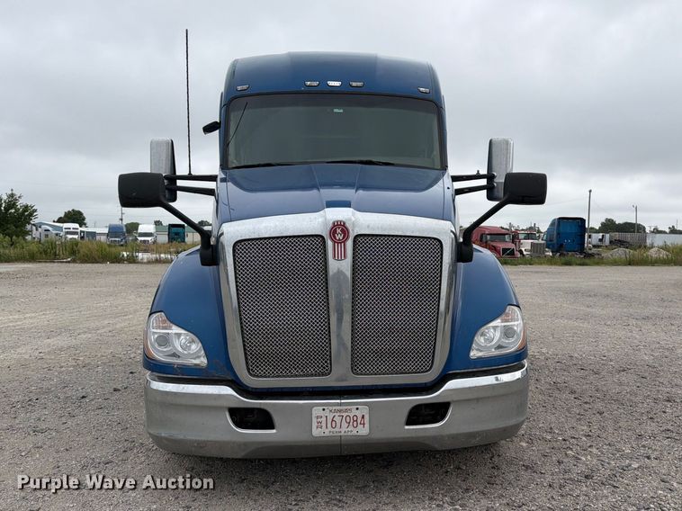 image for item EX4105 2018 Kenworth T680 semi truck