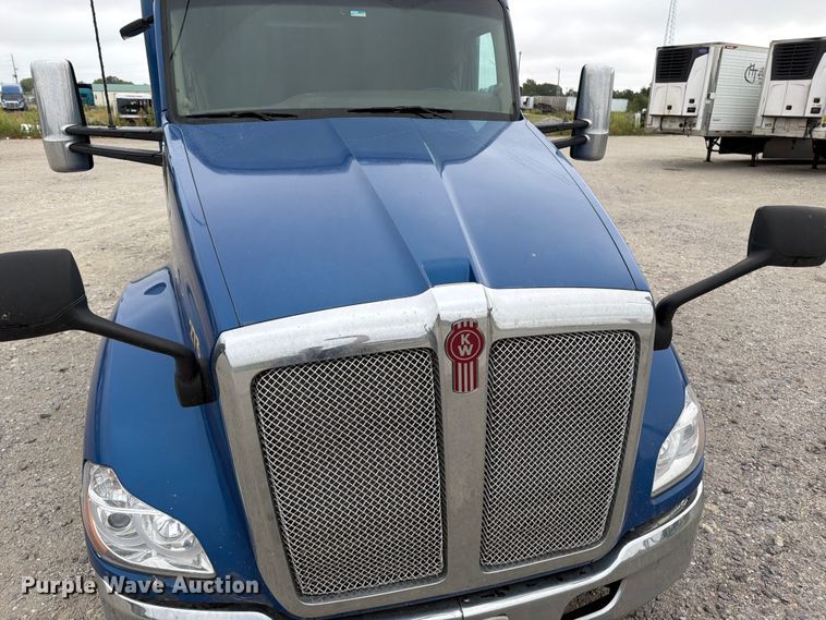 image for item EX4105 2018 Kenworth T680 semi truck