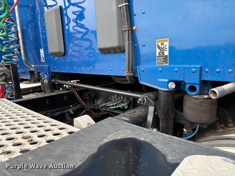 image for item EX4105 2018 Kenworth T680 semi truck