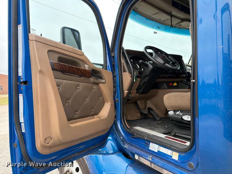 image for item EX4105 2018 Kenworth T680 semi truck