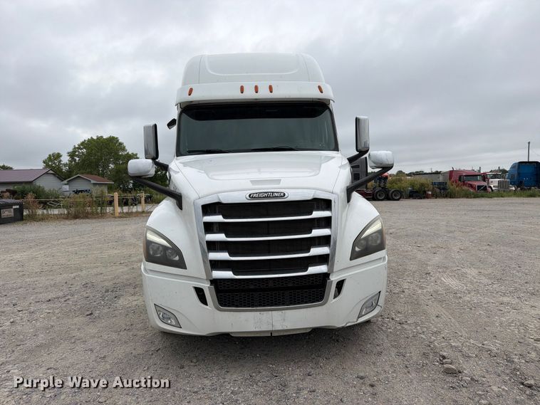 image for item EX4106 2020 Freightliner Cascadia semi truck