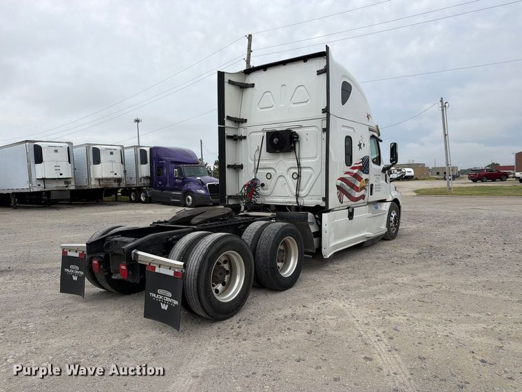 image for item EX4106 2020 Freightliner Cascadia semi truck