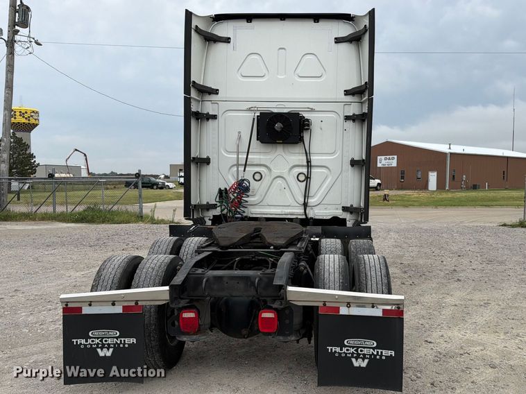 image for item EX4106 2020 Freightliner Cascadia semi truck