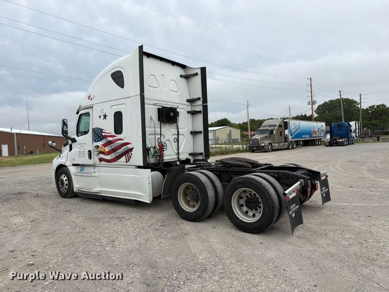 image for item EX4106 2020 Freightliner Cascadia semi truck