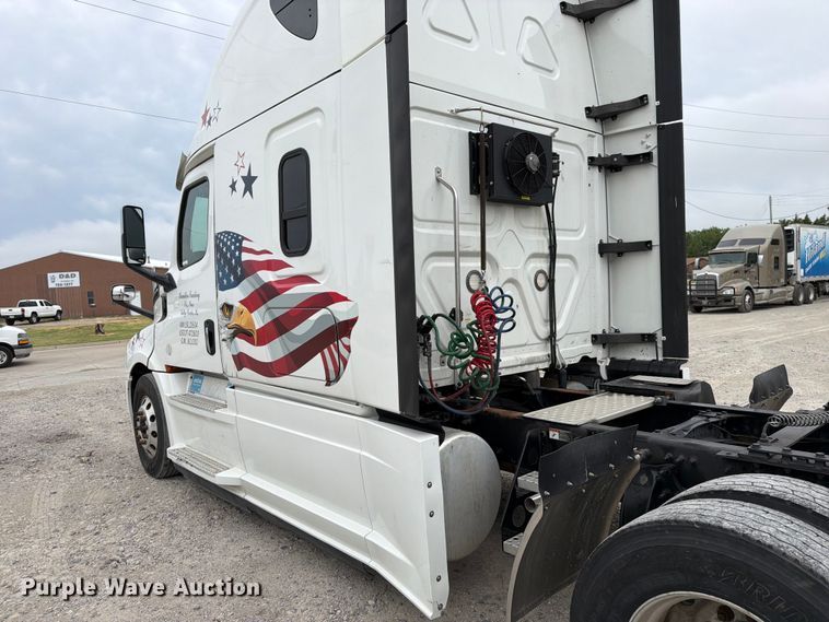 image for item EX4106 2020 Freightliner Cascadia semi truck