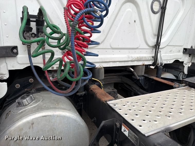 image for item EX4106 2020 Freightliner Cascadia semi truck