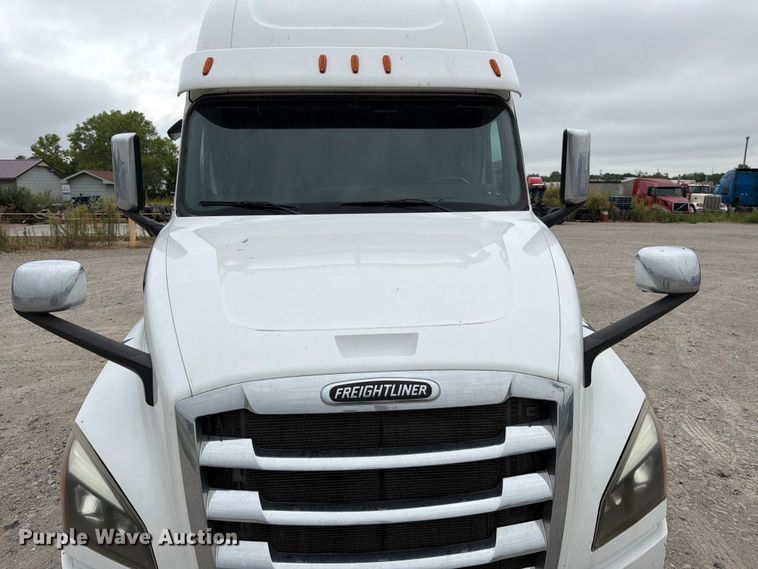 image for item EX4106 2020 Freightliner Cascadia semi truck