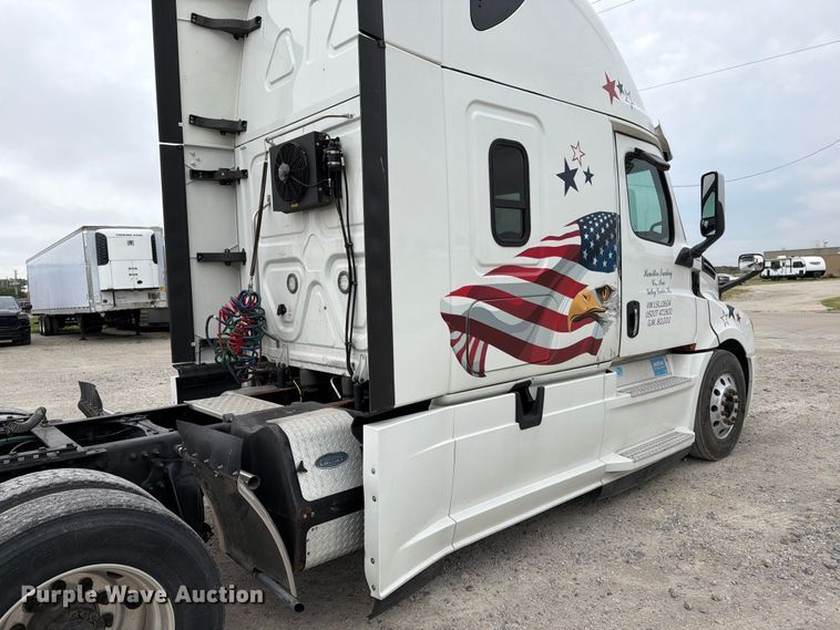 image for item EX4106 2020 Freightliner Cascadia semi truck