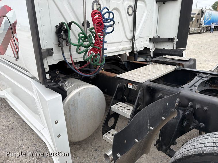 image for item EX4106 2020 Freightliner Cascadia semi truck