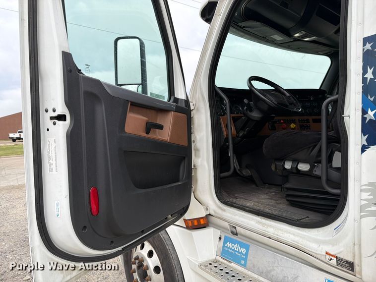 image for item EX4106 2020 Freightliner Cascadia semi truck