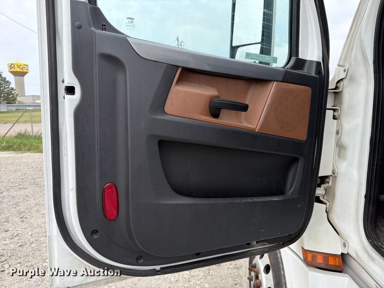 image for item EX4106 2020 Freightliner Cascadia semi truck