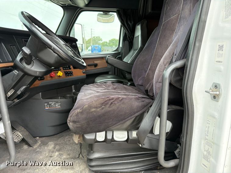 image for item EX4106 2020 Freightliner Cascadia semi truck