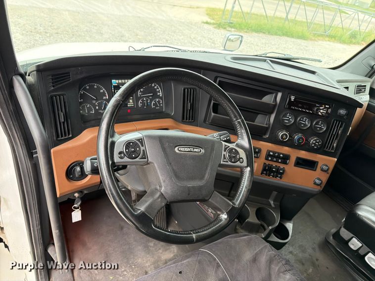 image for item EX4106 2020 Freightliner Cascadia semi truck