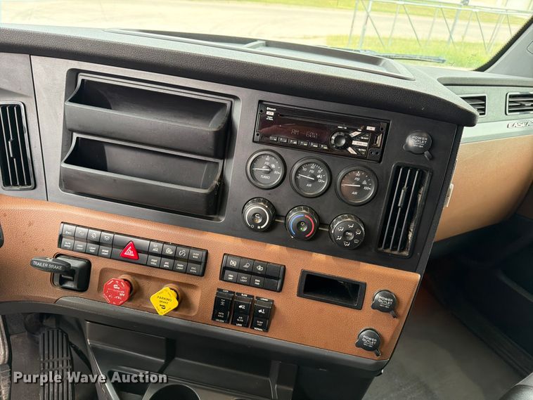 image for item EX4106 2020 Freightliner Cascadia semi truck