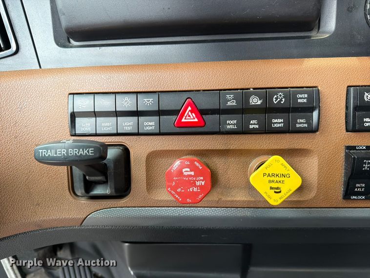 image for item EX4106 2020 Freightliner Cascadia semi truck