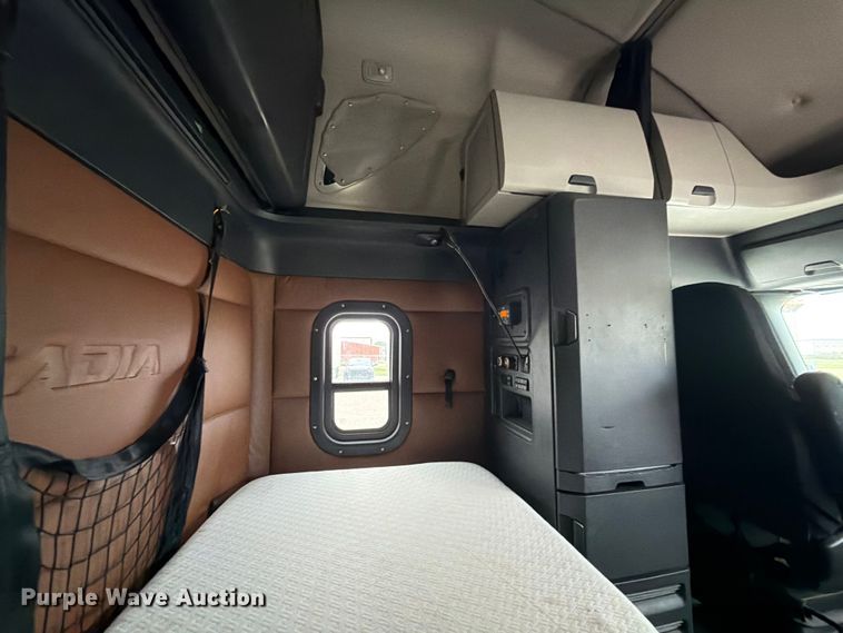 image for item EX4106 2020 Freightliner Cascadia semi truck