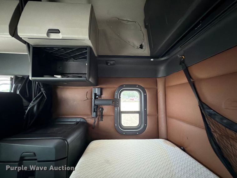 image for item EX4106 2020 Freightliner Cascadia semi truck
