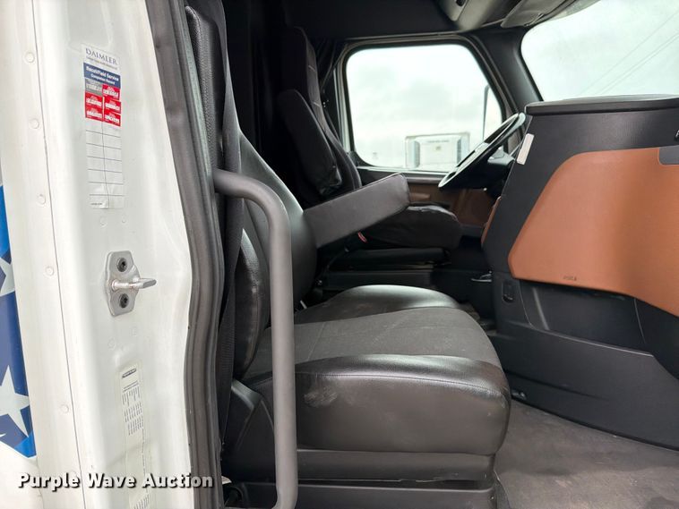 image for item EX4106 2020 Freightliner Cascadia semi truck