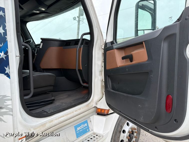 image for item EX4106 2020 Freightliner Cascadia semi truck