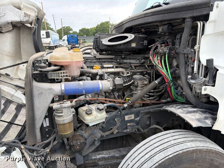 image for item EX4106 2020 Freightliner Cascadia semi truck