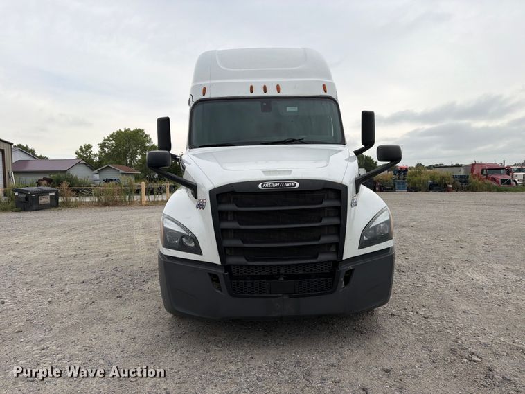 image for item EX4107 2019 Freightliner Cascadia semi truck