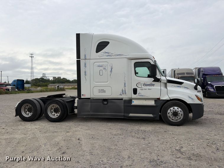 image for item EX4107 2019 Freightliner Cascadia semi truck
