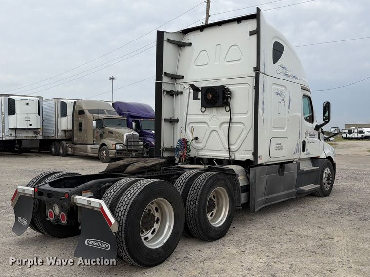 image for item EX4107 2019 Freightliner Cascadia semi truck
